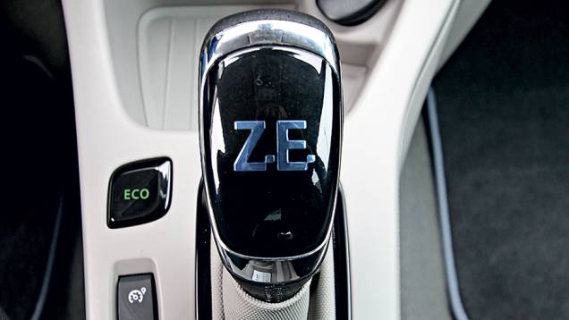 Só há a marcha à frente e a ré | <a href="https://gutenberg.quatrorodas.abril.com.br/carros/impressoes/renault-zoe-747928.shtml" rel="migration">Leia mais</a> Só há a marcha à frente e a ré | <a href="https://gutenberg.quatrorodas.abril.com.br/carros/impressoes/renault-zoe-747928.shtml" rel="migration">Leia mais</a>