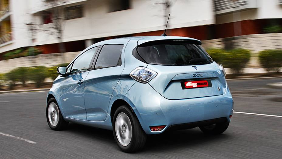 Graças à bateria no piso, divisão de peso é de 59% à frente e 41% atrás | <a href="https://gutenberg.quatrorodas.abril.com.br/carros/impressoes/renault-zoe-747928.shtml" rel="migration">Leia mais</a>