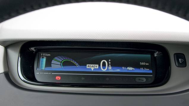 Tela substitui mostradores analógicos | <a href="https://gutenberg.quatrorodas.abril.com.br/carros/impressoes/renault-zoe-747928.shtml" rel="migration">Leia mais</a> Tela substitui mostradores analógicos | <a href="https://gutenberg.quatrorodas.abril.com.br/carros/impressoes/renault-zoe-747928.shtml" rel="migration">Leia mais</a>