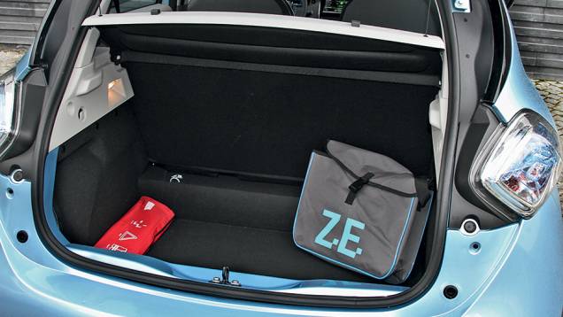 Porta-malas de 338 litros é suficiente para um compacto | <a href="https://gutenberg.quatrorodas.abril.com.br/carros/impressoes/renault-zoe-747928.shtml" rel="migration">Leia mais</a> Porta-malas de 338 litros é suficiente para um compacto | <a href="https://gutenberg.quatrorodas.abril.com.br/carros/impressoes/renault-zoe-747928.shtml" rel="migration">Leia mais</a>