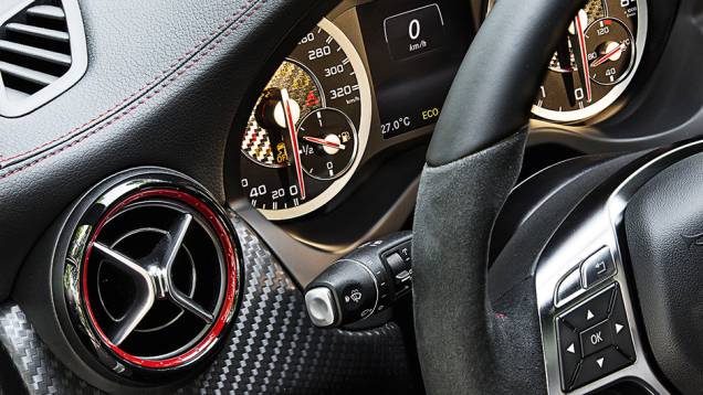 Difusores de ar com aros vermelhos | <a href="https://gutenberg.quatrorodas.abril.com.br/carros/impressoes/mercedes-benz-45-amg-751203.shtml" rel="migration">Leia mais</a> Difusores de ar com aros vermelhos | <a href="https://gutenberg.quatrorodas.abril.com.br/carros/impressoes/mercedes-benz-45-amg-751203.shtml" rel="migration">Leia mais</a>