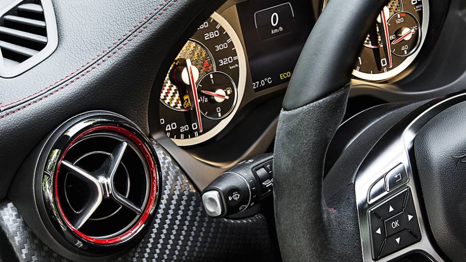 Difusores de ar com aros vermelhos | <a href="https://gutenberg.quatrorodas.abril.com.br/carros/impressoes/mercedes-benz-45-amg-751203.shtml" rel="migration">Leia mais</a>