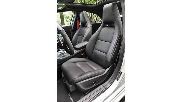 Bancos oferecem encosto integrado | <a href="https://gutenberg.quatrorodas.abril.com.br/carros/impressoes/mercedes-benz-45-amg-751203.shtml" rel="migration">Leia mais</a> Bancos oferecem encosto integrado | <a href="https://gutenberg.quatrorodas.abril.com.br/carros/impressoes/mercedes-benz-45-amg-751203.shtml" rel="migration">Leia mais</a>