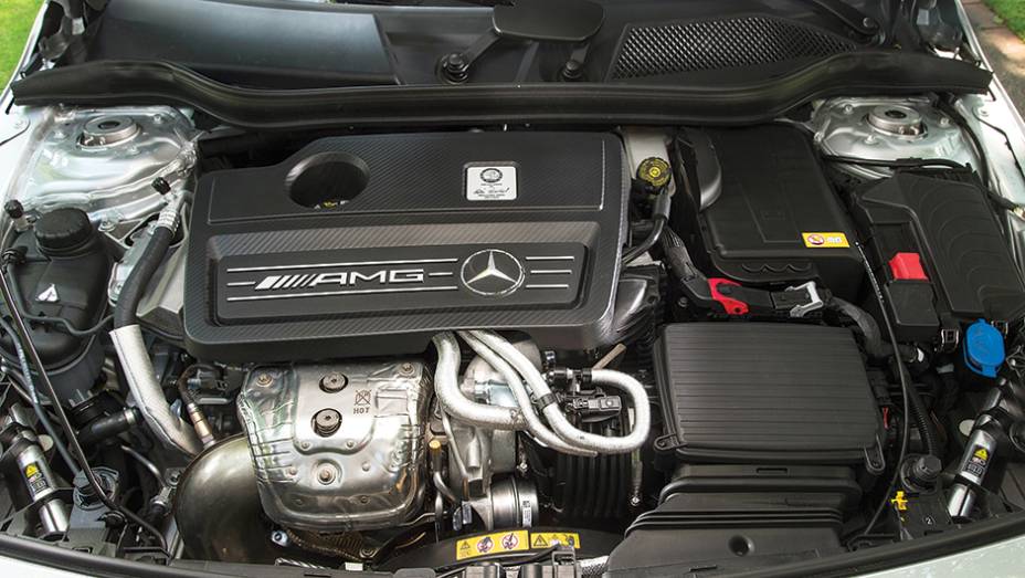 O motor é uma obra de arte: 360 cv num simples 2.0 turbo | <a href="https://gutenberg.quatrorodas.abril.com.br/carros/impressoes/mercedes-benz-45-amg-751203.shtml" rel="migration">Leia mais</a>