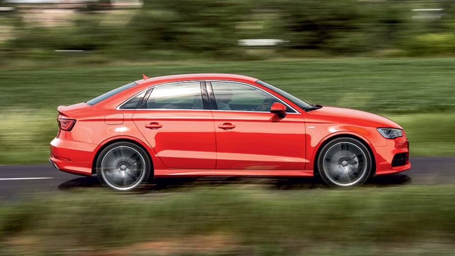 Para-lamas e cap&ocirc; t&ecirc;m design pr&oacute;prio: ele n&atilde;o &eacute; s&oacute; um A3 com mais traseira | <a href="https://gutenberg.quatrorodas.abril.com.br/carros/impressoes/audi-a3-limousine-750333.shtml" rel="migration">Leia mais</a>