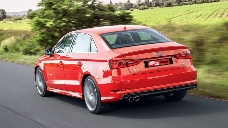 O novo sed&atilde; &eacute; 24 cm menor no comprimento que o Audi A4 | <a href="https://gutenberg.quatrorodas.abril.com.br/carros/impressoes/audi-a3-limousine-750333.shtml" rel="migration">Leia mais</a>