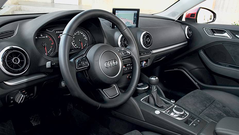 Monitor colorido se recolhe e pode ficar embutido no painel | <a href="https://gutenberg.quatrorodas.abril.com.br/carros/impressoes/audi-a3-limousine-750333.shtml" rel="migration">Leia mais</a>