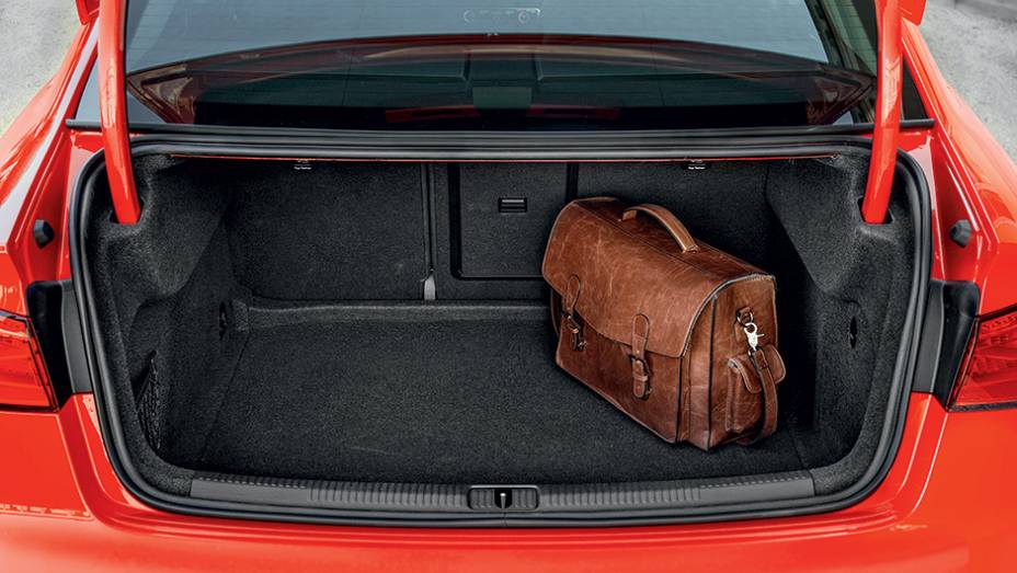 Porta-malas leva 425 litros | <a href="https://gutenberg.quatrorodas.abril.com.br/carros/impressoes/audi-a3-limousine-750333.shtml" rel="migration">Leia mais</a>