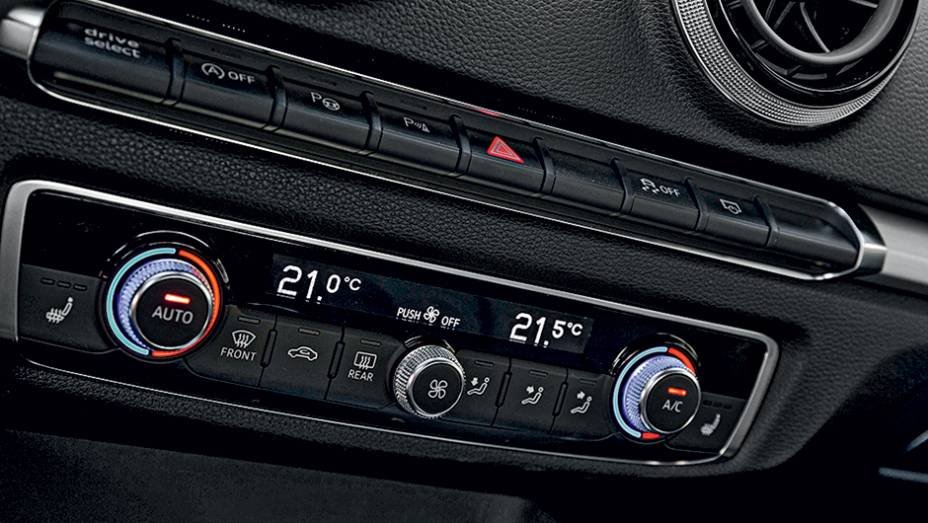 Ar-condicionado digital bizona com sa&iacute;das de ar atr&aacute;s | <a href="https://gutenberg.quatrorodas.abril.com.br/carros/impressoes/audi-a3-limousine-750333.shtml" rel="migration">Leia mais</a>