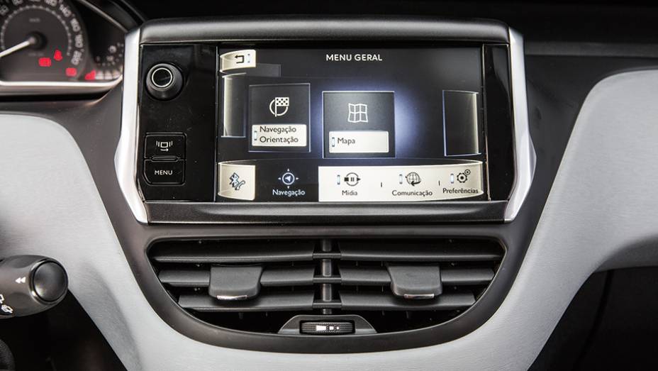 Som, GPS e Bluetooth são controlados por tela sensível | <a href="https://gutenberg.quatrorodas.abril.com.br/carros/comparativos/fiesta-x-208-x-c3-749647.shtml" rel="migration">Leia mais</a>