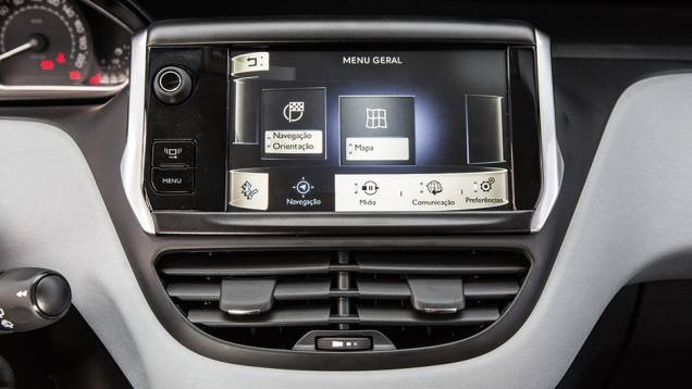 Som, GPS e Bluetooth são controlados por tela sensível | <a href="https://gutenberg.quatrorodas.abril.com.br/carros/comparativos/fiesta-x-208-x-c3-749647.shtml" rel="migration">Leia mais</a> Som, GPS e Bluetooth são controlados por tela sensível | <a href="https://gutenberg.quatrorodas.abril.com.br/carros/comparativos/fiesta-x-208-x-c3-749647.shtml" rel="migration">Leia mais</a>
