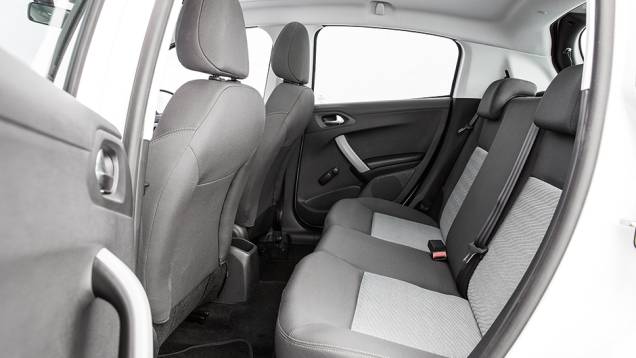 Sem encosto de cabeça, tem cinto de três pontos no meio | <a href="https://gutenberg.quatrorodas.abril.com.br/carros/comparativos/fiesta-x-208-x-c3-749647.shtml" rel="migration">Leia mais</a> Sem encosto de cabeça, tem cinto de três pontos no meio | <a href="https://gutenberg.quatrorodas.abril.com.br/carros/comparativos/fiesta-x-208-x-c3-749647.shtml" rel="migration">Leia mais</a>