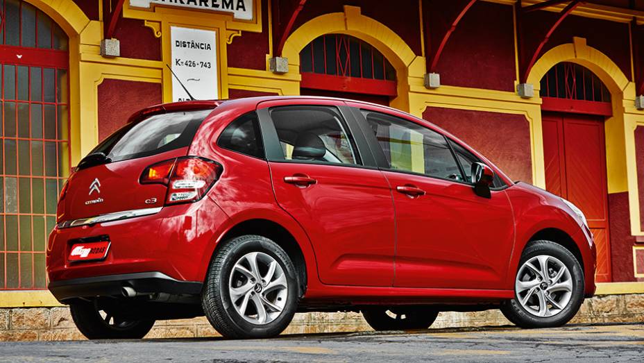 Versão Tendance abre mão dos cromados da versão mais cara | <a href="https://gutenberg.quatrorodas.abril.com.br/carros/comparativos/fiesta-x-208-x-c3-749647.shtml" rel="migration">Leia mais</a>