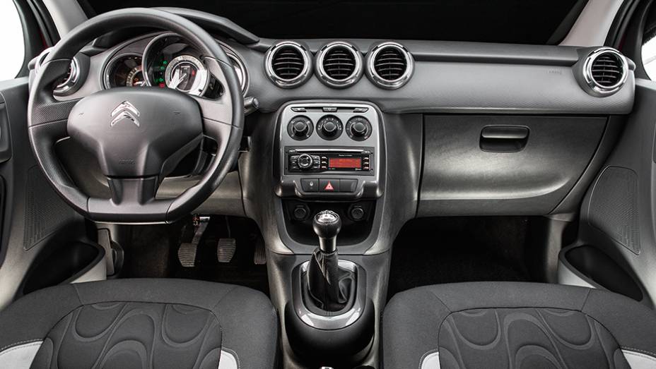 Painel tem tr&ecirc;s sa&iacute;das de ar centrais e porta-luvas generoso | <a href="https://gutenberg.quatrorodas.abril.com.br/carros/comparativos/fiesta-x-208-x-c3-749647.shtml" rel="migration">Leia mais</a>