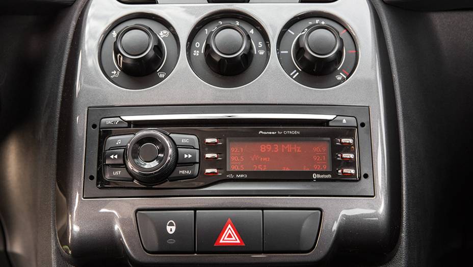 Rádio de série fornecido pela Pioneer é prático de usar | <a href="https://gutenberg.quatrorodas.abril.com.br/carros/comparativos/fiesta-x-208-x-c3-749647.shtml" rel="migration">Leia mais</a>