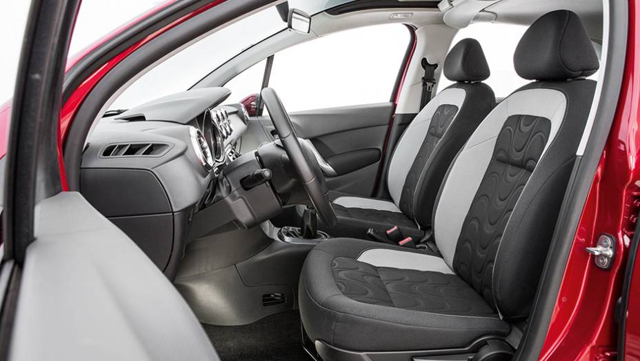 Banco em dois tons com textura 3D e ótimo acabamento | <a href="https://gutenberg.quatrorodas.abril.com.br/carros/comparativos/fiesta-x-208-x-c3-749647.shtml" rel="migration">Leia mais</a>