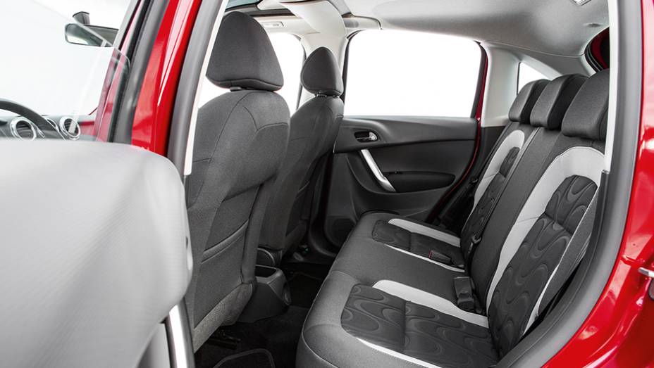 Banco do meio tem cinto de tr&ecirc;s pontos e encosto de cabe&ccedil;a | <a href="https://gutenberg.quatrorodas.abril.com.br/carros/comparativos/fiesta-x-208-x-c3-749647.shtml" rel="migration">Leia mais</a>