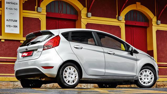 Fiesta vem com pneus 195/55 R15 desde a versão básica | <a href="https://gutenberg.quatrorodas.abril.com.br/carros/comparativos/fiesta-x-208-x-c3-749647.shtml" rel="migration">Leia mais</a> Fiesta vem com pneus 195/55 R15 desde a versão básica | <a href="https://gutenberg.quatrorodas.abril.com.br/carros/comparativos/fiesta-x-208-x-c3-749647.shtml" rel="migration">Leia mais</a>