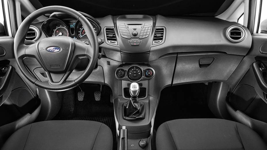 Ótima posição para dirigir é um dos pontos fortes do Ford | <a href="https://gutenberg.quatrorodas.abril.com.br/carros/comparativos/fiesta-x-208-x-c3-749647.shtml" rel="migration">Leia mais</a>