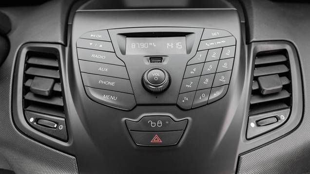 Som My Connection é difícil de usar e posição do USB é ruim | <a href="https://gutenberg.quatrorodas.abril.com.br/carros/comparativos/fiesta-x-208-x-c3-749647.shtml" rel="migration">Leia mais</a> Som My Connection é difícil de usar e posição do USB é ruim | <a href="https://gutenberg.quatrorodas.abril.com.br/carros/comparativos/fiesta-x-208-x-c3-749647.shtml" rel="migration">Leia mais</a>