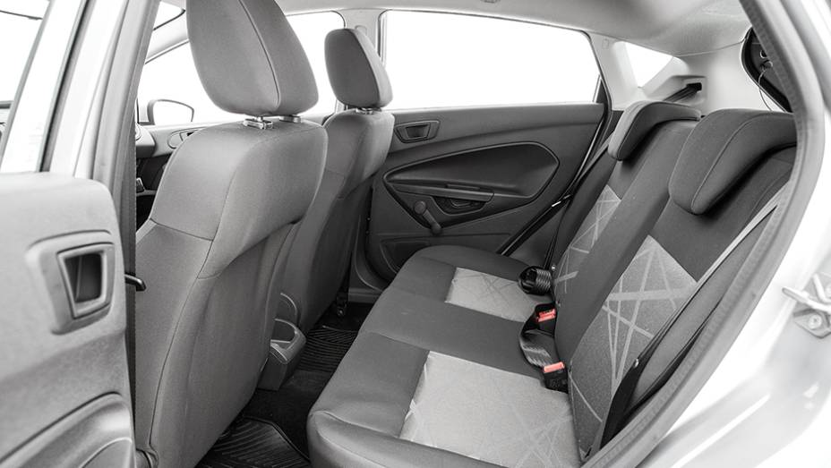 Isofix é um bônus, mas cadê o cinto de três pontos atrás? | <a href="https://gutenberg.quatrorodas.abril.com.br/carros/comparativos/fiesta-x-208-x-c3-749647.shtml" rel="migration">Leia mais</a>