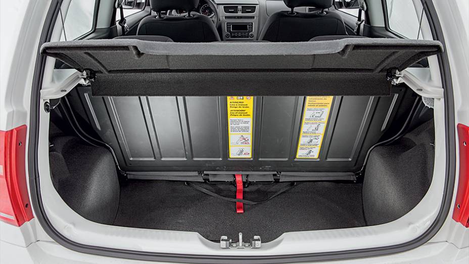 No porta-malas cabem 260 litros de bagagem | <a href="https://gutenberg.quatrorodas.abril.com.br/carros/testes/volkswagen-fox-bluemotion-749109.shtml" rel="migration">Leia mais</a>