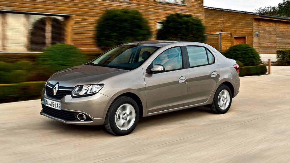 Grade com logo Renault &eacute; mais refinada que a da marca Dacia | <a href="https://gutenberg.quatrorodas.abril.com.br/carros/impressoes/dacia-logan-749339.shtml" rel="migration">Leia mais</a>
