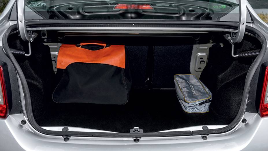 O porta-malas continua sendo um dos maiores da categoria, com 510 litros | <a href="https://gutenberg.quatrorodas.abril.com.br/carros/impressoes/dacia-logan-749339.shtml" rel="migration">Leia mais</a>