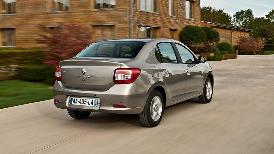Batizado Symbol em alguns pa&iacute;ses, ele ter&aacute; lanternas horizontais | <a href="https://gutenberg.quatrorodas.abril.com.br/carros/impressoes/dacia-logan-749339.shtml" rel="migration">Leia mais</a>
