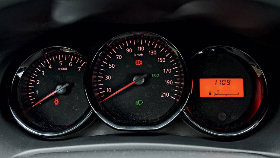 Aro cromado d&aacute; ar mais refinado aos instrumentos; visor migrou do meio para a direita | <a href="https://gutenberg.quatrorodas.abril.com.br/carros/impressoes/dacia-logan-749339.shtml" rel="migration">Leia mais</a>