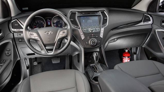 No volante - multifuncional -, assistência elétrica com três níveis de "peso" | <a href="https://gutenberg.quatrorodas.abril.com.br/carros/testes/hyundai-santa-fe-3-3-749761.shtml" rel="migration">Leia mais</a> No volante - multifuncional -, assistência elétrica com três níveis de "peso" | <a href="https://gutenberg.quatrorodas.abril.com.br/carros/testes/hyundai-santa-fe-3-3-749761.shtml" rel="migration">Leia mais</a>