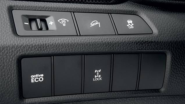Auxílio de frenagem, ESP, modo ECO e bloqueio de diferencial | <a href="https://gutenberg.quatrorodas.abril.com.br/carros/testes/hyundai-santa-fe-3-3-749761.shtml" rel="migration">Leia mais</a> Auxílio de frenagem, ESP, modo ECO e bloqueio de diferencial | <a href="https://gutenberg.quatrorodas.abril.com.br/carros/testes/hyundai-santa-fe-3-3-749761.shtml" rel="migration">Leia mais</a>