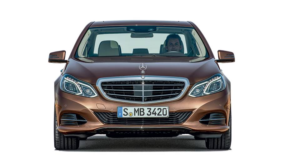 A grade clássica, só sob encomenda | <a href="https://gutenberg.quatrorodas.abril.com.br/carros/lancamentos/mercedes-benz-250-avantgarde-753592.shtml" rel="migration">Leia mais</a>