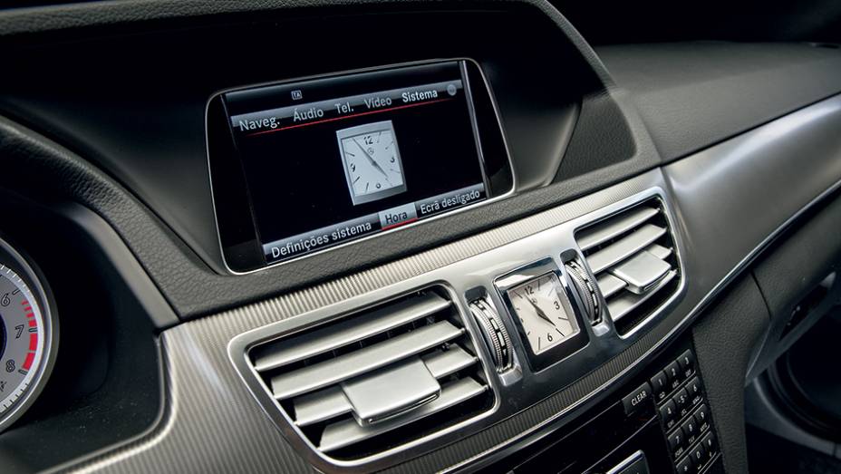 Acabamento de luxo conta com alumínio no painel, relógio analógico e... | <a href="https://gutenberg.quatrorodas.abril.com.br/carros/lancamentos/mercedes-benz-250-avantgarde-753592.shtml" rel="migration">Leia mais</a> Acabamento de luxo conta com alumínio no painel, relógio analógico e... | <a href="https://gutenberg.quatrorodas.abril.com.br/carros/lancamentos/mercedes-benz-250-avantgarde-753592.shtml" rel="migration">Leia mais</a>