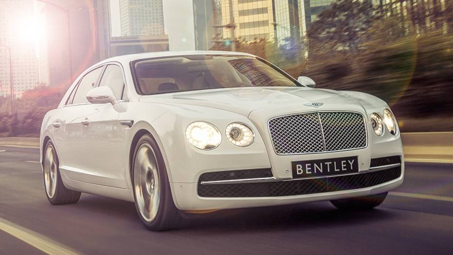 O Flying Spur &eacute; a vers&atilde;o de 4 portas do Continental | <a href="https://gutenberg.quatrorodas.abril.com.br/carros/impressoes/bentley-flying-spur-755086.shtml" rel="migration">Leia mais</a>