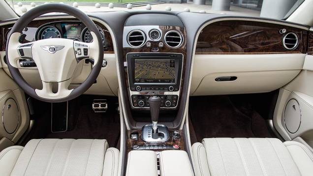 Monitor sensível ao toque de 8 polegadas domina o painel dianteiro | <a href="https://gutenberg.quatrorodas.abril.com.br/carros/impressoes/bentley-flying-spur-755086.shtml" rel="migration">Leia mais</a> Monitor sensível ao toque de 8 polegadas domina o painel dianteiro | <a href="https://gutenberg.quatrorodas.abril.com.br/carros/impressoes/bentley-flying-spur-755086.shtml" rel="migration">Leia mais</a>