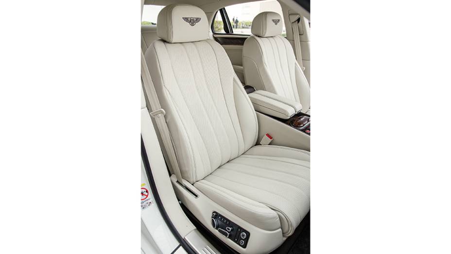 Bancos oferecem at&eacute; aquecimento, refrigera&ccedil;&atilde;o e fun&ccedil;&atilde;o massageadora | <a href="https://gutenberg.quatrorodas.abril.com.br/carros/impressoes/bentley-flying-spur-755086.shtml" rel="migration">Leia mais</a>