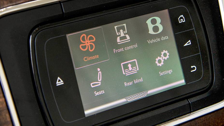 Controle atr&aacute;s permite regular bancos e ventila&ccedil;&atilde;o | <a href="https://gutenberg.quatrorodas.abril.com.br/carros/impressoes/bentley-flying-spur-755086.shtml" rel="migration">Leia mais</a>