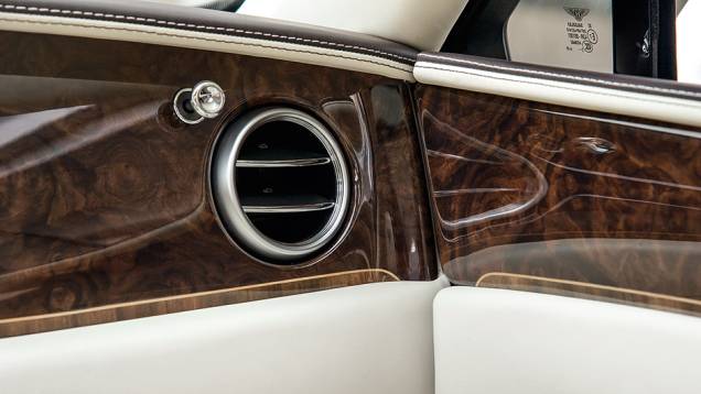 Primor em detalhes de madeira... | <a href="https://gutenberg.quatrorodas.abril.com.br/carros/impressoes/bentley-flying-spur-755086.shtml" rel="migration">Leia mais</a> Primor em detalhes de madeira... | <a href="https://gutenberg.quatrorodas.abril.com.br/carros/impressoes/bentley-flying-spur-755086.shtml" rel="migration">Leia mais</a>