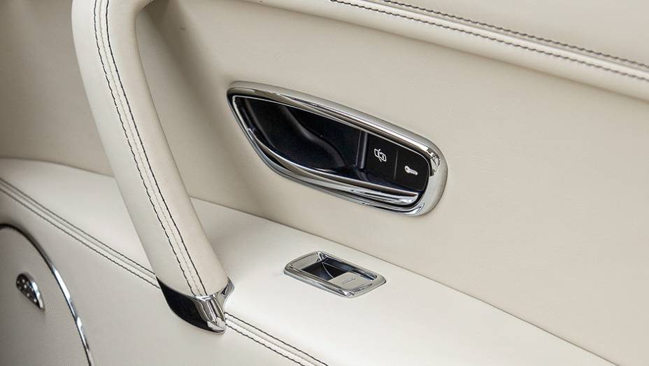 ... e alum&iacute;nio | <a href="https://gutenberg.quatrorodas.abril.com.br/carros/impressoes/bentley-flying-spur-755086.shtml" rel="migration">Leia mais</a>