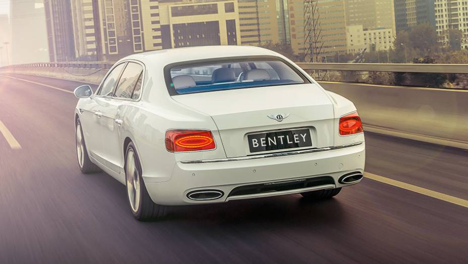 Inclina&ccedil;&atilde;o suave da coluna traseira refor&ccedil;a o estilo cup&ecirc; | <a href="https://gutenberg.quatrorodas.abril.com.br/carros/impressoes/bentley-flying-spur-755086.shtml" rel="migration">Leia mais</a>