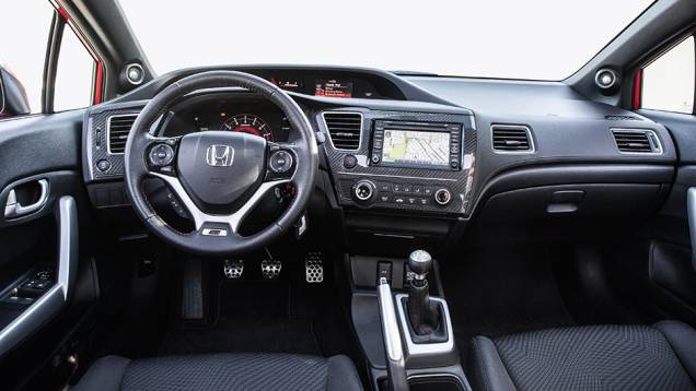 Imitação de carbono e pedais vazados dão o toque esportivo | <a href="https://gutenberg.quatrorodas.abril.com.br/carros/impressoes/honda-civic-si-753316.shtml" rel="migration">Leia mais</a> Imitação de carbono e pedais vazados dão o toque esportivo | <a href="https://gutenberg.quatrorodas.abril.com.br/carros/impressoes/honda-civic-si-753316.shtml" rel="migration">Leia mais</a>