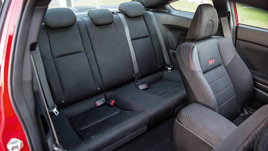 Atrás, espaço para três, mas conforto só para dois | <a href="https://gutenberg.quatrorodas.abril.com.br/carros/impressoes/honda-civic-si-753316.shtml" rel="migration">Leia mais</a>