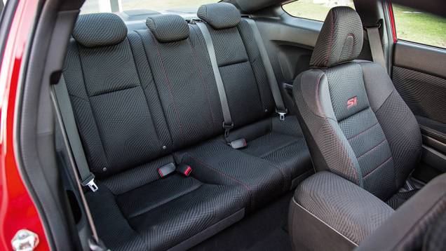 Atrás, espaço para três, mas conforto só para dois | <a href="https://gutenberg.quatrorodas.abril.com.br/carros/impressoes/honda-civic-si-753316.shtml" rel="migration">Leia mais</a> Atrás, espaço para três, mas conforto só para dois | <a href="https://gutenberg.quatrorodas.abril.com.br/carros/impressoes/honda-civic-si-753316.shtml" rel="migration">Leia mais</a>