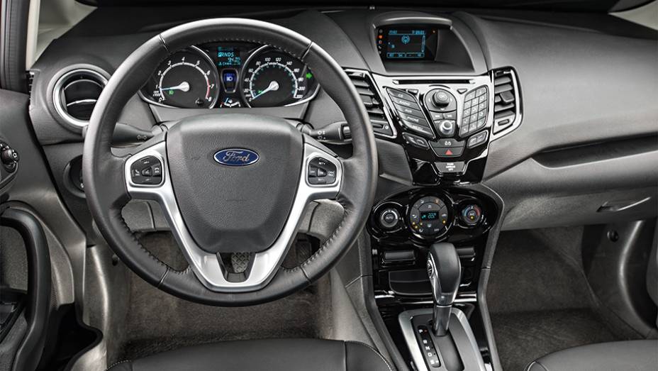 Interior sofisticado conta com materiais de qualidade superior | <a href="https://gutenberg.quatrorodas.abril.com.br/carros/comparativos/new-fiesta-sedan-x-hb20s-754470.shtml" rel="migration">Leia mais</a>