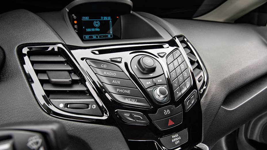 Tela digital trocou o laranja pelo azul | <a href="https://gutenberg.quatrorodas.abril.com.br/carros/comparativos/new-fiesta-sedan-x-hb20s-754470.shtml" rel="migration">Leia mais</a>