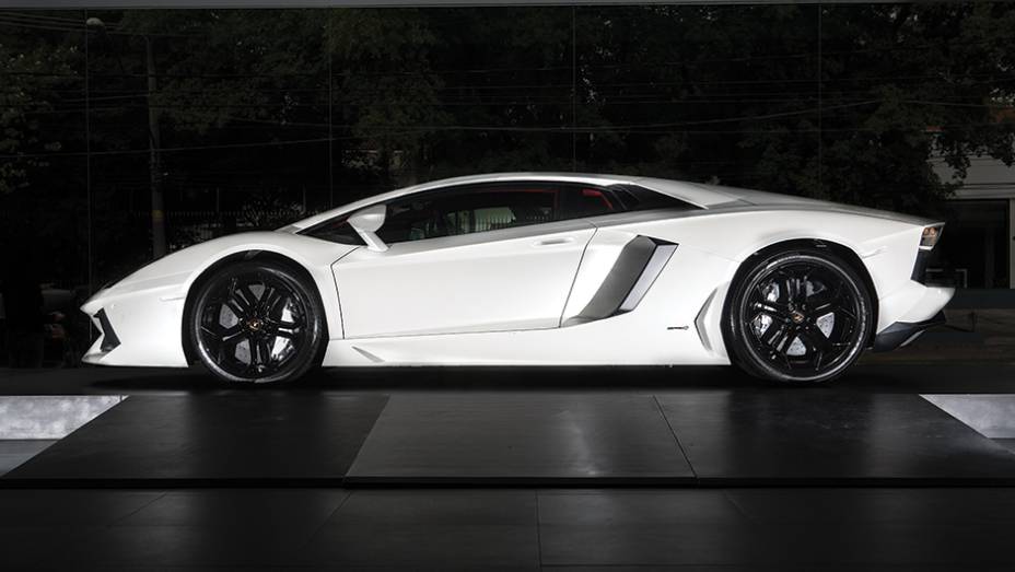 Lamborghini Aventador | <a href="https://gutenberg.quatrorodas.abril.com.br/reportagens/geral/show-milhoes-754360.shtml" rel="migration">Leia mais</a>