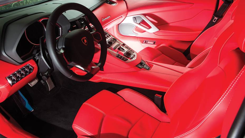 Aventador à venda tem acabamento de couro vermelho com costuras brancas | <a href="https://gutenberg.quatrorodas.abril.com.br/reportagens/geral/show-milhoes-754360.shtml" rel="migration">Leia mais</a>