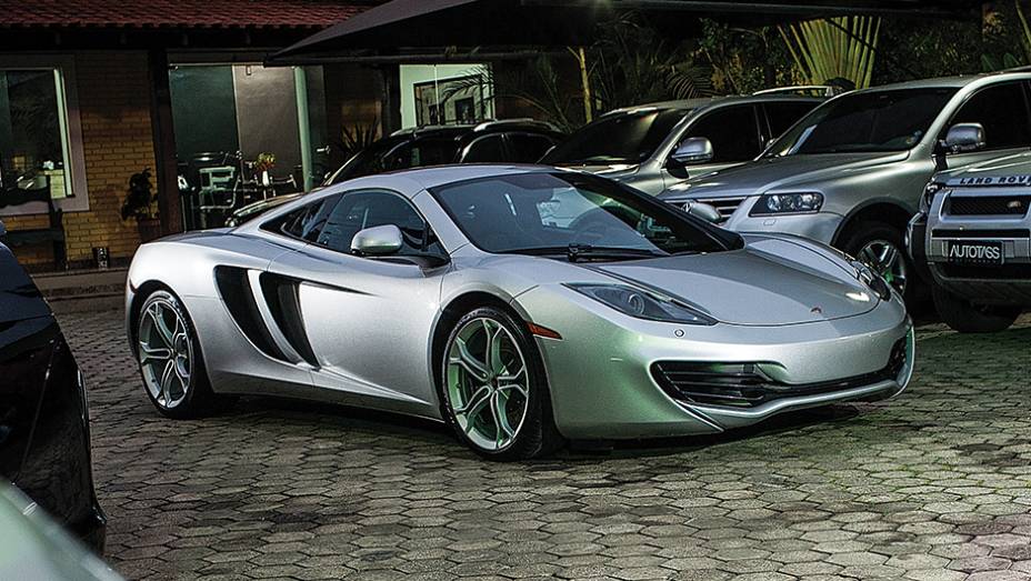 McLaren MP4-12C: inglês de 1,75 milhão de reais e 625 cv | <a href="https://gutenberg.quatrorodas.abril.com.br/reportagens/geral/show-milhoes-754360.shtml" rel="migration">Leia mais</a>