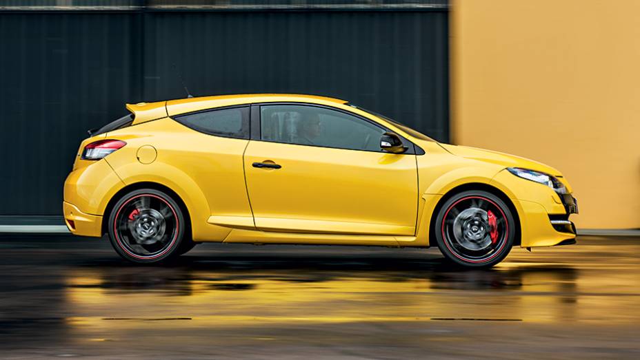 Mégane RS traz rodas aro 18 e saias aerodinâmicas | <a href="https://gutenberg.quatrorodas.abril.com.br/carros/impressoes/renault-megane-rs-cup-754473.shtml" rel="migration">Leia mais</a>